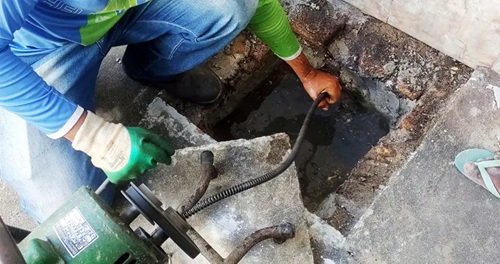 Caminhão e equipe trabalhando em desentupimento de esgoto - imagem 2