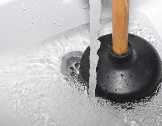 Técnico desentupindo ralo de banheiro - imagem 2