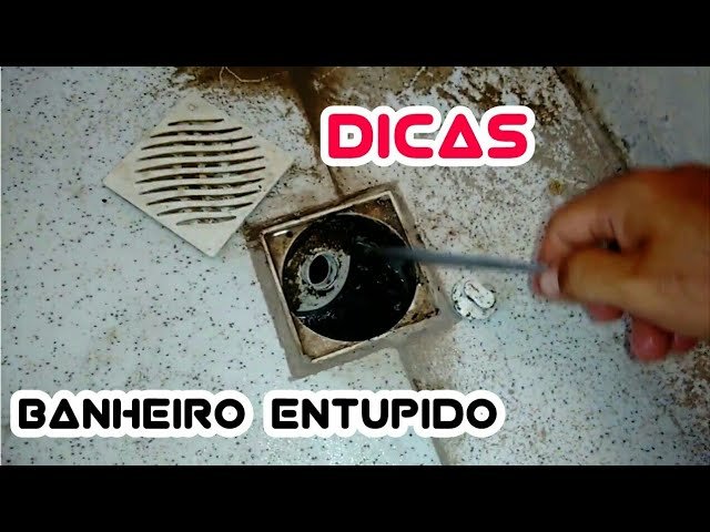 Técnico desentupindo ralo de banheiro - imagem 3