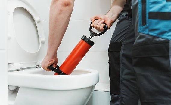 Desentupimento de vaso sanitário com equipamento profissional - imagem 3